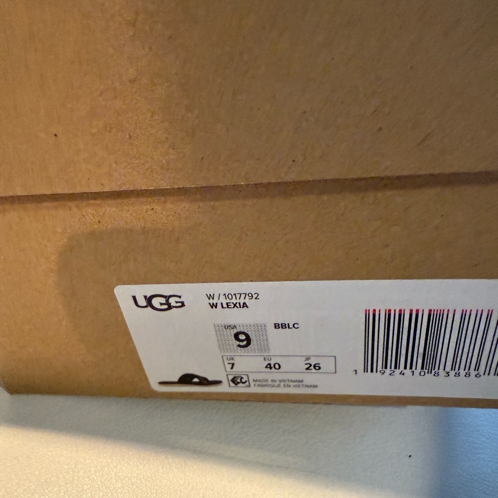 Ugg Lexia Sandals Black NWT Size 9 - Picture 3 of 6
